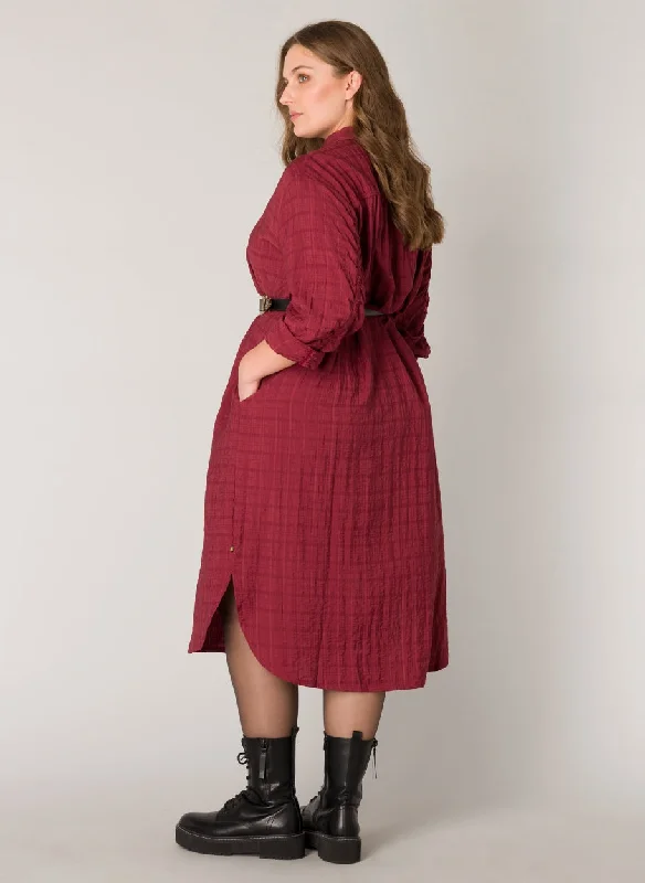 tiefrotes Button-Down-Kleid